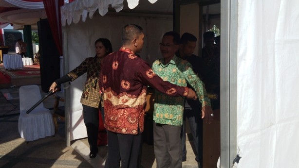 Para tamu diperiksa sebelum memasuki acara